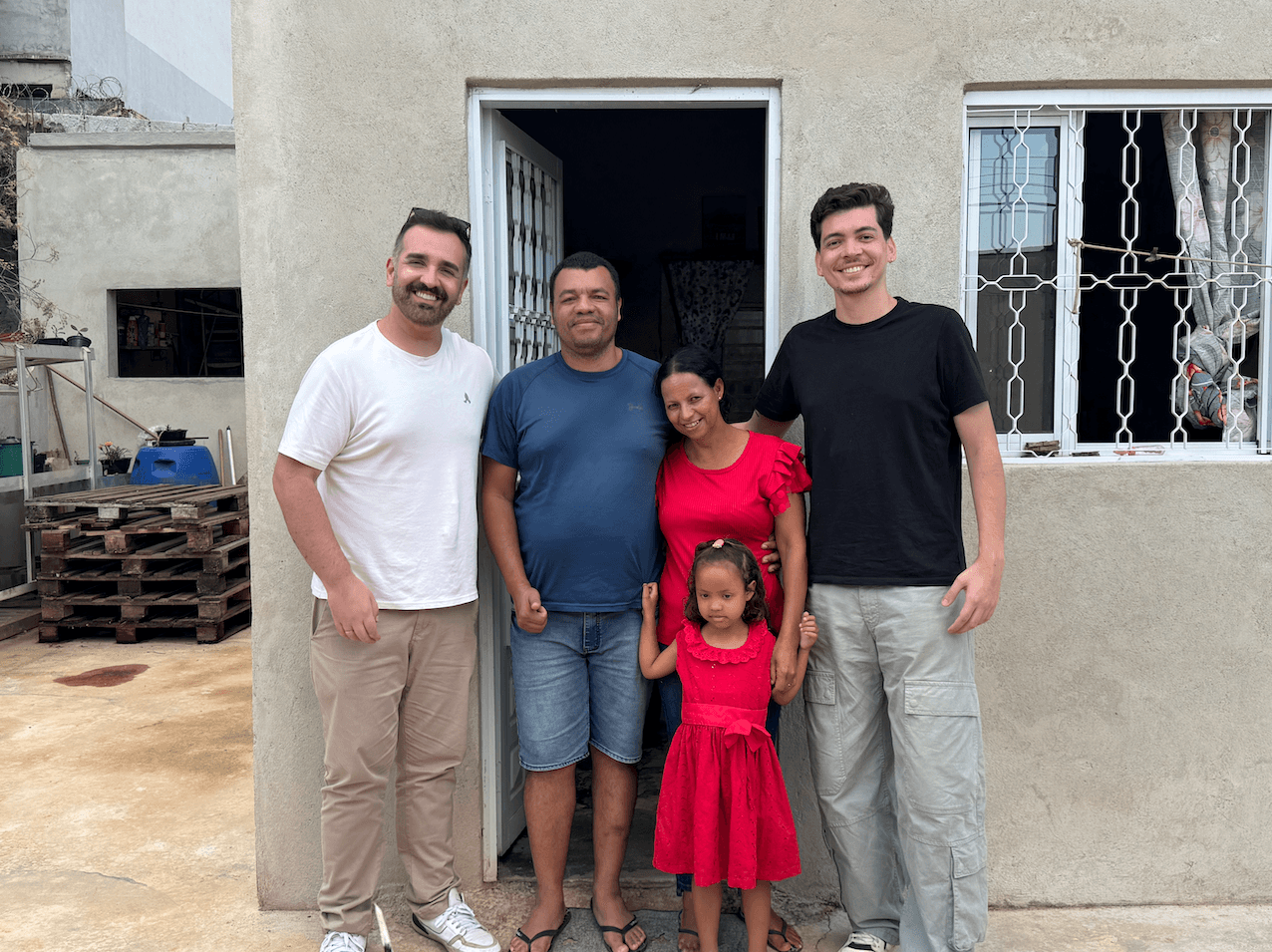 Antônio, ganhador de R$ 310 mil do Apcap da Sorte, ao lado da família em Belo Horizonte