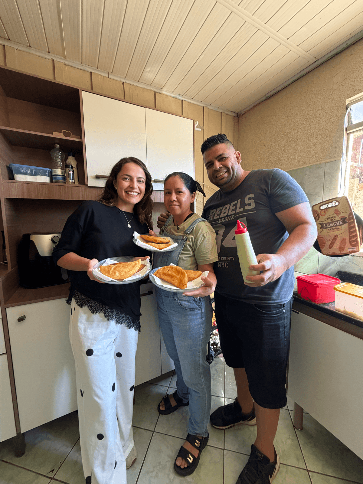 Genesis Kelymar Torres Pena preparando empanadas em casa com a família